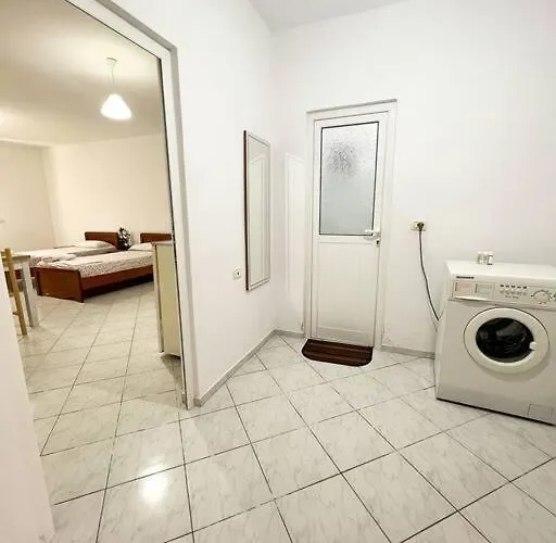 Garden Apt-2 公寓 *